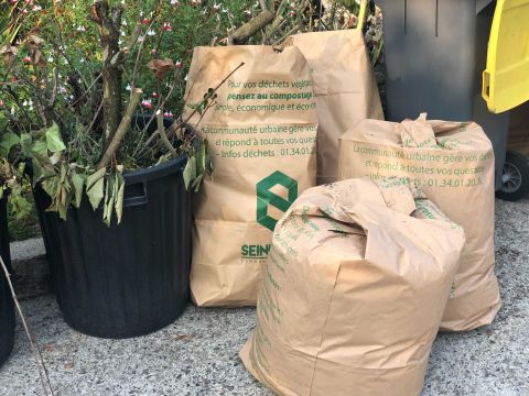 Les services techniques sont toujours en attente de réception de sacs à déchets  verts - Crégy-lès-Meaux